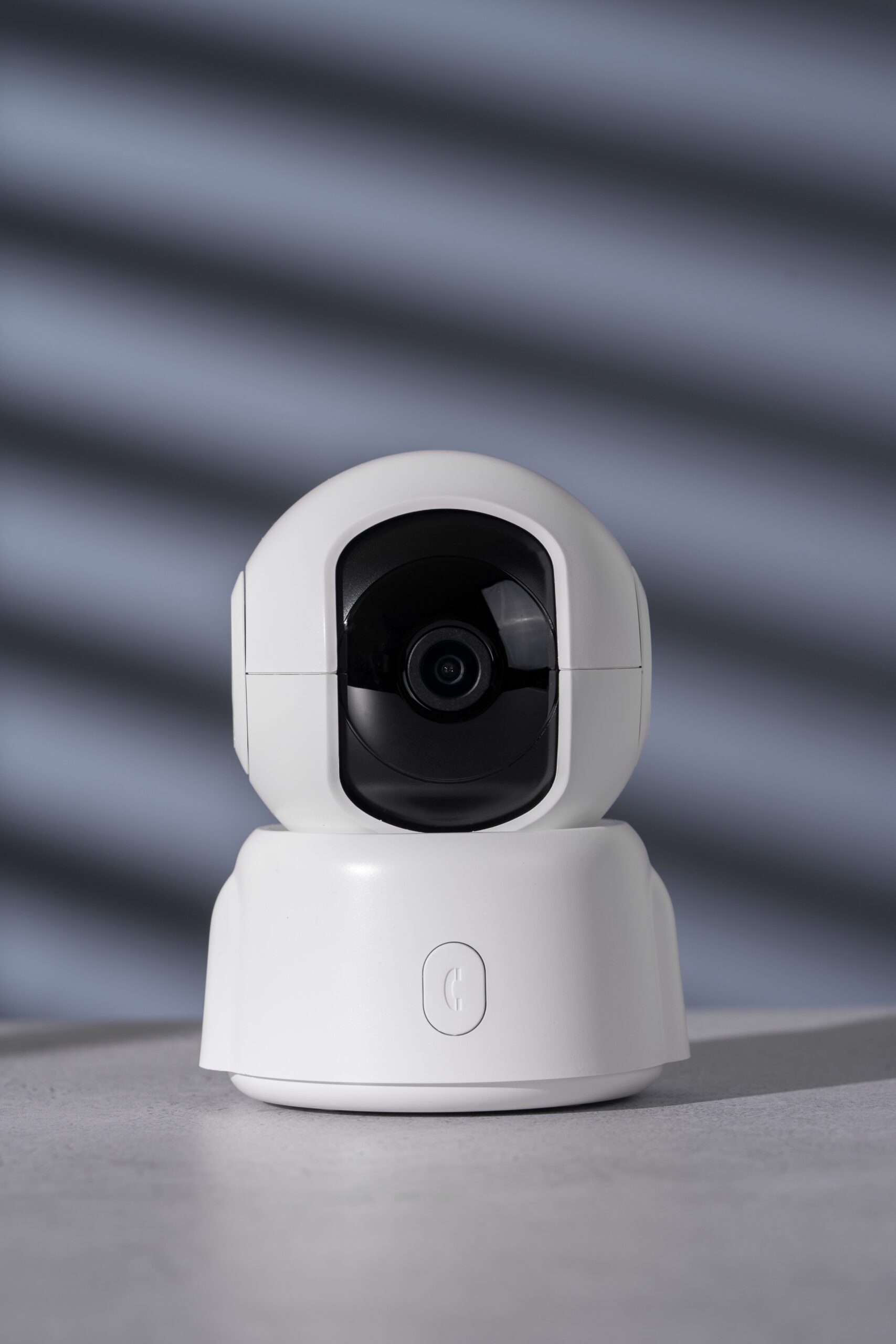 view-round-modern-webcam-with-shadows-background (1)